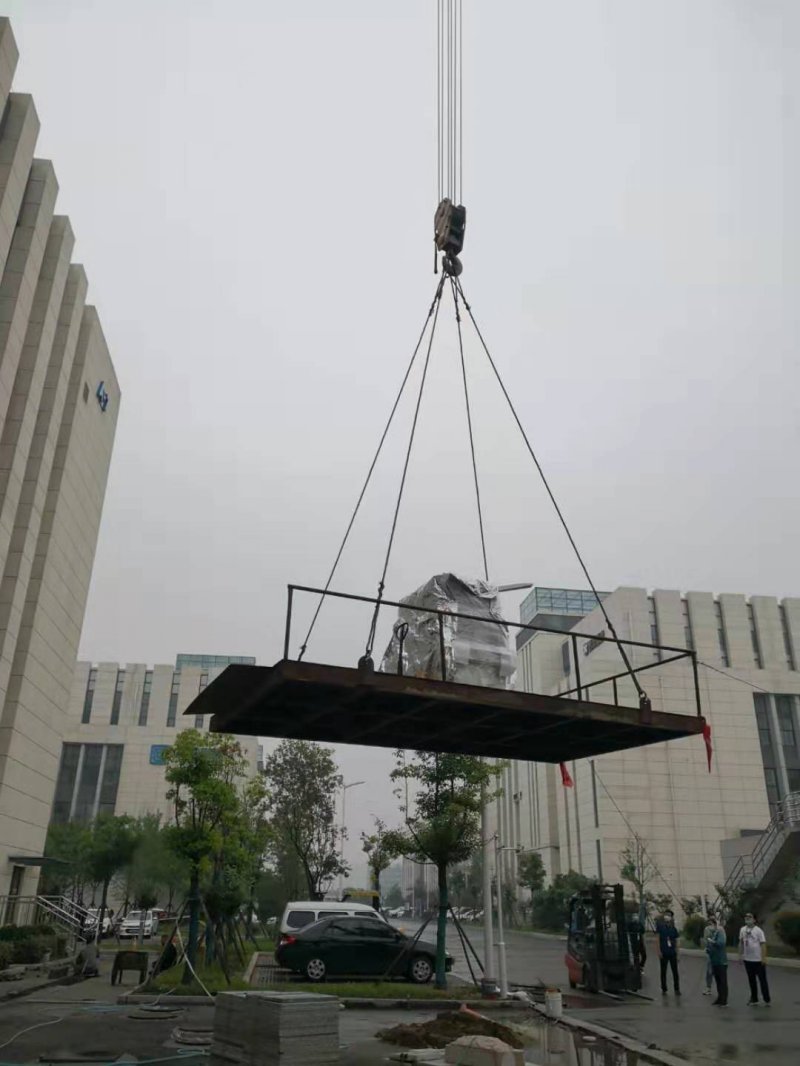 2021年6月，“江苏天科合达自动测平仪設备吊装上楼现场”